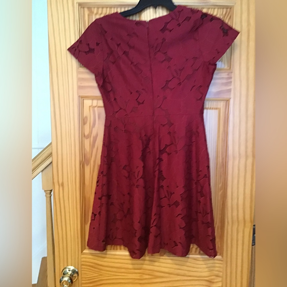LULU’S BLACK SWAN BURGUNDY FLORAL LACE DRESS NWT TIA SZ M - Picture 2 of 12